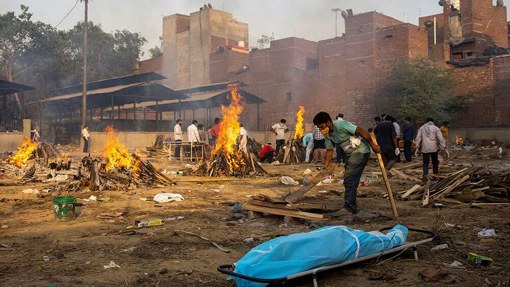 কোভিডে ‘মৃত্যুপুরী’ রাজধানী, জায়গা কুলোচ্ছে না শ্মশানে, লোকালয়েই গণচিতা